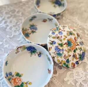 ポーセラーツで作ったシノワズリ柄のお重に南関いなりを盛りつけた食卓。港区のサロンで制作した、お正月にも映える手づくり食器のシーン。