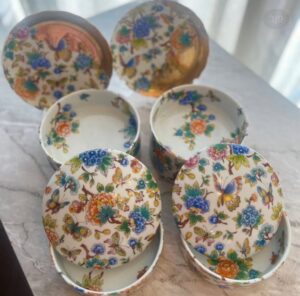 ポーセラーツで作ったシノワズリ柄のお重に南関いなりを盛りつけた食卓。港区のサロンで制作した、お正月にも映える手づくり食器のシーン。