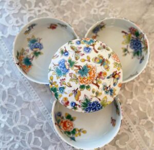 ポーセラーツで作ったシノワズリ柄のお重に南関いなりを盛りつけた食卓。港区のサロンで制作した、お正月にも映える手づくり食器のシーン。