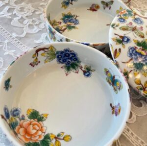 ポーセラーツで作ったシノワズリ柄のお重に南関いなりを盛りつけた食卓。港区のサロンで制作した、お正月にも映える手づくり食器のシーン。