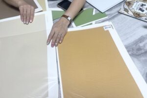 馬モチーフの転写紙を使ったハイブランドスカーフ風のポーセラーツプレート。資格取得コースのスキルアップ作品として制作。シュヴァル転写紙使用