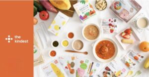 カインデスト（the kindest）の離乳食パウチ商品。国産食材を中心に、月齢に合わせた栄養バランスのベビーフードがパウチに入っている。シンプルなパッケージデザインで、通販サイトに掲載されている公式商品画像。