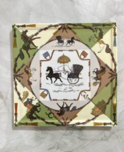 馬モチーフの転写紙を使ったハイブランドスカーフ風のポーセラーツプレート。資格取得コースのスキルアップ作品として制作。シュヴァル転写紙使用