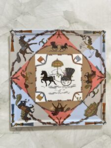 馬モチーフの転写紙を使ったハイブランドスカーフ風のポーセラーツプレート。資格取得コースのスキルアップ作品として制作。