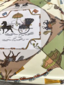 馬モチーフの転写紙を使ったハイブランドスカーフ風のポーセラーツプレート。資格取得コースのスキルアップ作品として制作。シュヴァル転写紙使用