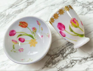 親子で楽しむポーセラーツ体験。チューリップ柄の手作りお茶碗と湯のみ。東京で子連れOKの週末イベントで制作した作品。