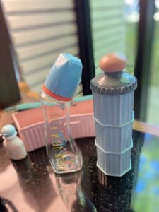 「お母さん」という立場を手に入れたことで始まる新しい世界を象徴する哺乳瓶