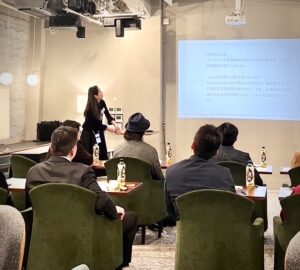 ポーセラーツセミナーで理論を解説するポーセラーツSALON DE RAYの講師伊熊嶺唯