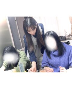 ポーセラーツ資格取得コースで技法を学ぶレッスン風景(東京・SALON DE RAY)