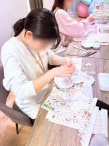 好きな転写紙を選び食器をデザインする産後ママの手元