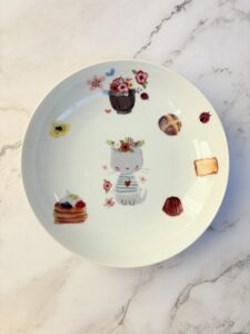パン柄とうさぎ柄の転写紙で親子が制作したポーセラーツのお皿