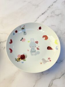 パン柄とうさぎ柄の転写紙で親子が制作したポーセラーツのお皿