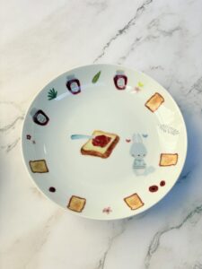パン柄とうさぎ柄の転写紙で親子が制作したポーセラーツのお皿