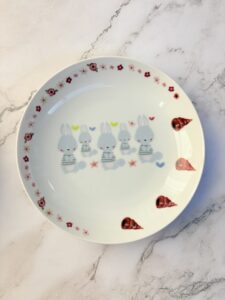 パン柄とうさぎ柄の転写紙で親子が制作したポーセラーツのお皿