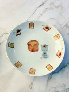 パン柄とうさぎ柄の転写紙で親子が制作したポーセラーツのお皿