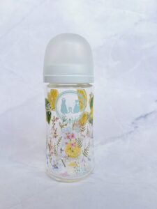 東京・港区SALON DE RAYのポーセラーツ体験レッスンで0歳児ママが制作した、レモンと草花のガラス哺乳瓶