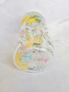 東京・港区SALON DE RAYのポーセラーツ体験レッスンで0歳児ママが制作した、レモンと草花のガラス哺乳瓶