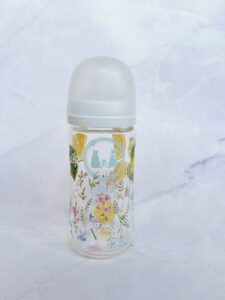 東京・港区SALON DE RAYのポーセラーツ体験レッスンで0歳児ママが制作した、レモンと草花のガラス哺乳瓶