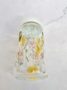 東京・港区SALON DE RAYのポーセラーツ体験レッスンで0歳児ママが制作した、レモンと草花のガラス哺乳瓶