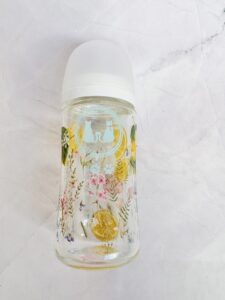東京・港区SALON DE RAYのポーセラーツ体験レッスンで0歳児ママが制作した、レモンと草花のガラス哺乳瓶