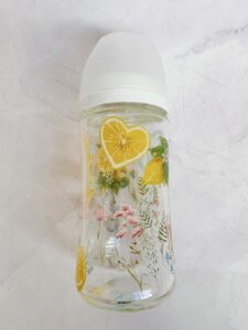 東京・港区SALON DE RAYのポーセラーツ体験レッスンで0歳児ママが制作した、レモンと草花のガラス哺乳瓶