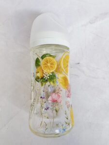東京・港区SALON DE RAYのポーセラーツ体験レッスンで0歳児ママが制作した、レモンと草花のガラス哺乳瓶