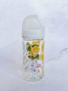 東京・港区SALON DE RAYのポーセラーツ体験レッスンで0歳児ママが制作した、レモンと草花のガラス哺乳瓶