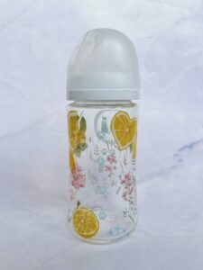 東京・港区SALON DE RAYのポーセラーツ体験レッスンで0歳児ママが制作した、レモンと草花のガラス哺乳瓶